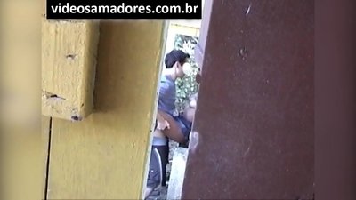 Un voyeur filme un jeune couple en train de baiser jusqu'à ce qu'il découvre la séquence vidéo.