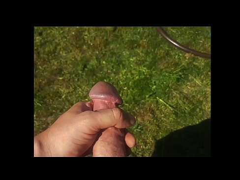 ❤️ Une chaudasse se fait baiser la chatte rose et jouit avec une giclée dans un jardin d'été... ❌ Super porno at us ﹏